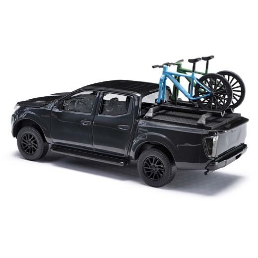 Busch 53724 Nissan Navara mit zwei Bikes (Spur H0)