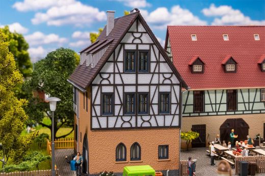 Faller 130147 Fachwerkhaus mit Wirtschaftsg (Spur H0)