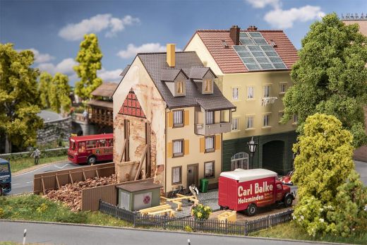 Faller 130692 Altstadthaus mit Bretterzaun (Spur H0)