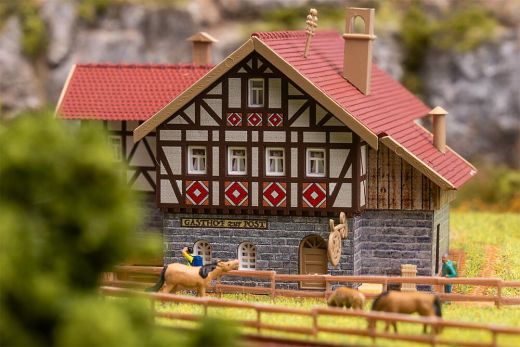 Faller 232138 Gasthaus Zur Post mit Biergar (Spur N)