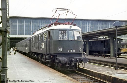 PIKO 40308 N-E-Lok BR E 18 DB III + DSS PluX16 (Spur N)
