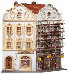 Faller 130452 Winkel-Stadthaus mit Malerger (Spur H0)