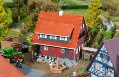 Faller 130587 Fachwerkhaus mit Brunnen (Spur H0)