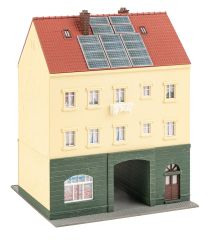 Faller 130628 Stadthaus mit Modellbaugeschä (Spur H0)