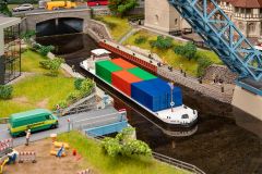 Faller 131013 Flussfrachter mit Containern (Spur H0)
