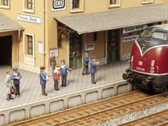 NOCH 12950 Auf dem Bahnsteig (Spur H0)