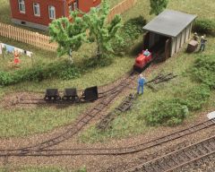 Auhagen 43700 Feldbahnsetattrappe mit Loksc (Spur TT)